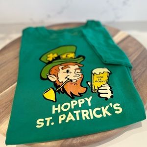 LIFE IS GOOD t-shirt HOPPY ST. PATRICK’S male size: small. Jungle green